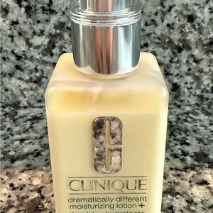 Clinique Moisturizing Lotion+ - Cream with Silver Cap